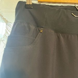 Scrubs Cherokee IFLEX wiTh stretchy panels in the side of the top